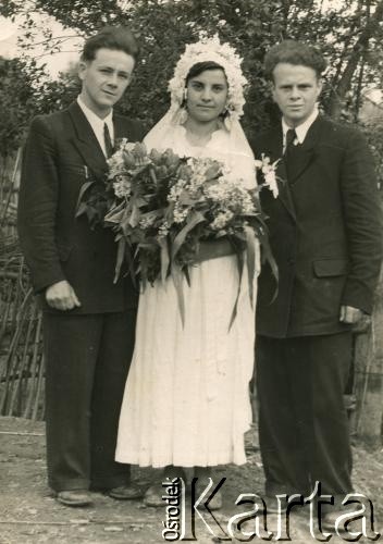 1941, Gniewań (Hniwań), Ukraińska SRR, ZSRR.
Fotografia ślubna Leonida Popela (syna Józefa Popela). Na zdjęciu stoją od lewej: Leonid Popel, żona Leonida Popela i Rajmund Popel (brat Leonida).
Fot. NN, zbiory Archiwum Historii Mówionej Ośrodka KARTA i Domu Spotkań z Historią, udostępnił w ramach projektu 