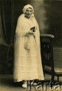 Przed 1939, brak miejsca.
Portret kobiety w białej sukni z modlitewnikiem i różańcem.
Fot. NN, zbiory Archiwum Historii Mówionej Ośrodka KARTA i Domu Spotkań z Historią, udostępniła Halina Mikulska-Kisiel w ramach projektu 