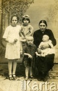 Przed 1939, brak miejsca.
Zdjęcie rodzinne ze zbiorów Anny Bernackiej.
Fot. NN, zbiory Archiwum Historii Mówionej Ośrodka KARTA i Domu Spotkań z Historią, udostępniła Anna Bernacka w ramach projektu 
