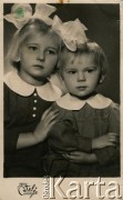 Lata 20., Wilno, Polska.
Portret Janiny Pawłowskiej (z prawej) z siostrą wykonany w 