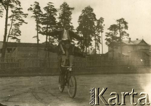 Przed 1939, brak miejsca.
Mężczyźni podczas wykonywania akrobacji na rowerze, prawdopodobnie bracia Ireny Samoszuk z domu Brzezina.
Fot. NN, zbiory Archiwum Historii Mówionej Ośrodka KARTA i Domu Spotkań z Historią, udostępniła Maria Magalińska w ramach projektu 