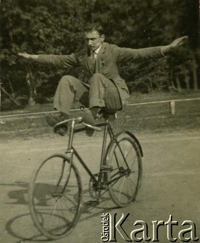 Przed 1939, brak miejsca.
Mężczyzna podczas wykonywania akrobacji na rowerze, prawdopodobnie brat Ireny Samoszuk z domu Brzezina.
Fot. NN, zbiory Archiwum Historii Mówionej Ośrodka KARTA i Domu Spotkań z Historią, udostępniła Maria Magalińska w ramach projektu 