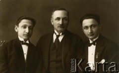 Przed 1939, brak miejsca.
Fotografia rodzinna, prawdopodobnie ojciec i dwóch braci Ireny Samoszuk z domu Brzezina.
Fot. NN, zbiory Archiwum Historii Mówionej Ośrodka KARTA i Domu Spotkań z Historią, udostępniła Maria Magalińska w ramach projektu 