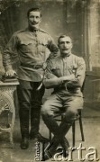 Przed 1918, brak miejsca.
Portret dwóch mężczyzn w mundurach armii austro-węgierskiej.
Fot. NN, zbiory Archiwum Historii Mówionej Ośrodka KARTA i Domu Spotkań z Historią, udostępniła Maria Magalińska w ramach projektu 