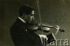 Lata 20., brak miejsca.
Portret mężczyzny grającego na skrzypcach, prawdopodobnie jednego z braci Ireny Samoszuk z domu Brzezina. Na odbitce odręczny napis: 