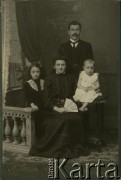 Ok. 1900, Warszawa, zabór rosyjski.
Portret rodzinny wykonany w atelier fotograficznym 