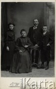 Ok. 1900, Seifhennersdorf, cesarstwo Niemieckie.
Fotografia rodzinna wykonana w atelier fotograficznym 