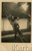 Przed 1939, brak miejsca.
Fotografia rodzinna przed domem.
Fot. NN, zbiory Archiwum Historii Mówionej Ośrodka KARTA i Domu Spotkań z Historią, udostępniła Maria Magalińska w ramach projektu 