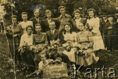 1954, Mościska, Ukraińska SRR, ZSRR.
Grupa uczniów z nauczycielem.
Fot. NN, zbiory Archiwum Historii Mówionej Ośrodka KARTA i Domu Spotkań z Historią, udostępniła Stanisława Wiącek w ramach projektu 