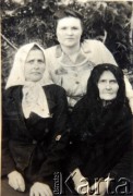 Ok. 1950, Styrcza, Mołdawska SRR, ZSRR.
Grupa kobiet. Od lewej: Emilia Kotulewicz, siostra Petronela Pietrowna Dobik i Karolina Kotulewicz.
Fot. NN, zbiory Archiwum Historii Mówionej Ośrodka KARTA i Domu Spotkań z Historią, udostępniła Jadwiga Gucu-Kotulewicz w ramach projektu 