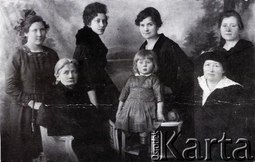 1935, Adampol (Polonezköy), Turcja.
Kobiety z rodziny Ryży.
Fot. NN, zbiory Archiwum Historii Mówionej Ośrodka KARTA i Domu Spotkań z Historią, udostępnił Lesław Ryży w ramach projektu 