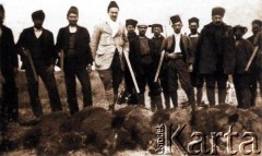 Ok. 1930, Adampol (Polonezköy), Turcja.
Grupa mężczyzn na polowaniu.
Fot. NN, zbiory Archiwum Historii Mówionej Ośrodka KARTA i Domu Spotkań z Historią, udostępnił Lesław Ryży w ramach projektu 