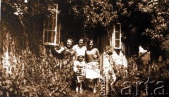 Lata 70., Adampol (Polonezköy), Turcja.
Zofia Ryży, Anna Wilkoszewska i letnicy przed domem rodziny Ryżych.
Fot. NN, zbiory Archiwum Historii Mówionej Ośrodka KARTA i Domu Spotkań z Historią, udostępnił Lesław Ryży w ramach projektu 