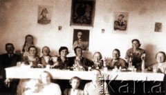 1935, Adampol (Polonezköy), Turcja.
Uroczysty obiad rodziny Ryżych. Na ścianie portrety znanych Polaków.
Fot. NN, zbiory Archiwum Historii Mówionej Ośrodka KARTA i Domu Spotkań z Historią, udostępnił Lesław Ryży w ramach projektu 