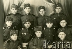 1952-1954, ZSRR.
Syn Aleksandry Surwiłło (w 2. rzędzie 1. z prawej) wraz z kolegami w wojsku.
Fot. NN, zbiory Archiwum Historii Mówionej Ośrodka KARTA i Domu Spotkań z Historią, udostępniła Aleksandra Surwiło w ramach projektu 