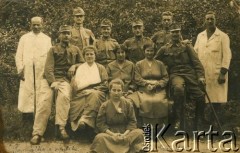 1918, Graz, zabór austriacki.
Portret grupowy żołnierzy austro-węgierskich z sanitariuszami i rannymi. U dołu odbitki odręczny napis 