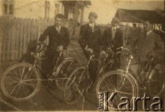 Przed 1939, brak miejsca.
Grupa mężczyzn z rowerami. Fotografia ze zbioru rodzinnego Józefy Patkowskiej.
Fot. NN, zbiory Archiwum Historii Mówionej Ośrodka KARTA i Domu Spotkań z Historią, udostępniła Józefa Patkowska w ramach projektu 