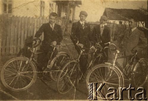 Przed 1939, brak miejsca.
Grupa mężczyzn z rowerami. Fotografia ze zbioru rodzinnego Józefy Patkowskiej.
Fot. NN, zbiory Archiwum Historii Mówionej Ośrodka KARTA i Domu Spotkań z Historią, udostępniła Józefa Patkowska w ramach projektu 