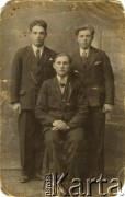 Przed 1939, brak miejsca.
Portret trzech mężczyzn.
Fot. NN, zbiory Archiwum Historii Mówionej Ośrodka KARTA i Domu Spotkań z Historią, udostępniła Józefa Patkowska w ramach projektu 