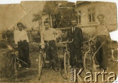 Przed 1939, brak miejsca.
Grupa mężczyzn z rowerami. Fotografia ze zbioru rodzinnego Józefy Patkowskiej.
Fot. NN, zbiory Archiwum Historii Mówionej Ośrodka KARTA i Domu Spotkań z Historią, udostępniła Józefa Patkowska w ramach projektu 