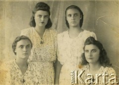 Lata 30., Kołomyja, woj. stanisławowskie, Polska.
Grupa kobiet. 1. z lewej prawdopodobnie Józefa Patkowska.
Fot. NN, zbiory Archiwum Historii Mówionej Ośrodka KARTA i Domu Spotkań z Historią, udostępniła Józefa Patkowska w ramach projektu 