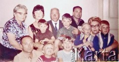 Lata 70., brak miejsca.
Zdjęcie rodzinne z archiwum prywatnego Stanisława Bokoty. W górnym rzędzie 1. z lewej Jadwiga Bokota, 3. z lewej Józef Bokota, rodzice Stanisława Bokoty.
Fot. NN, zbiory Archiwum Historii Mówionej Ośrodka KARTA i Domu Spotkań z Historią, udostępnił Stanisław Bokota w ramach projektu 