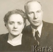 Lata 50.-60., brak miejsca.
Portret Jadwigi i Józefa Bokotów, rodziców Stanisława Bokoty.
Fot. NN, zbiory Archiwum Historii Mówionej Ośrodka KARTA i Domu Spotkań z Historią, udostępnił Stanisław Bokota w ramach projektu 