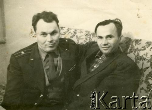 Po 1945, Kazachska SRR, ZSRR.
Portret dwóch mężczyzn w mieszkaniu.
Fot. NN, zbiory Archiwum Historii Mówionej Ośrodka KARTA i Domu Spotkań z Historią, udostępnił Wasyl Dworecki w ramach projektu 