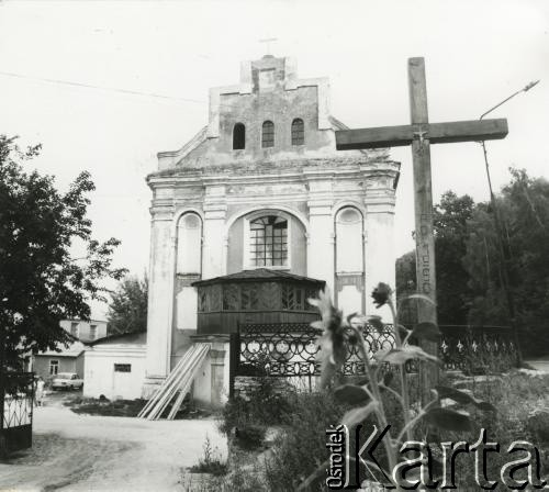 Lata 90., Kimbarówka, Mozyrz, Białoruś.
Odbudowa kościoła św. Michała Archanioła - widok  od frontu, na pierwszym planie drewniany krzyż.
Fot. NN, zbiory Ośrodka KARTA