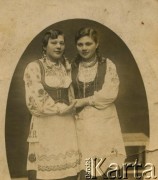 Przed 1939, brak miejsca.
Portret dwóch dziewcząt, prawdopodobnie sióstr, w strojach ludowych.
Fot. NN, zbiory Archiwum Historii Mówionej Ośrodka KARTA i Domu Spotkań z Historią, udostępniła Adela Wojciechowska w ramach projektu 