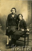 Przed 1939, Polska.
Dwie kobiety siedzące na fotelu.
Fot. NN, zbiory Archiwum Historii Mówionej Ośrodka KARTA i Domu Spotkań z Historią, udostępniła Anna Wołkowa w ramach projektu 