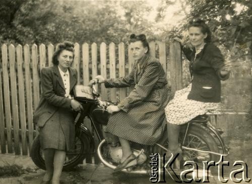 Lata 40./50., brak miejsca.
Trzy kobiety siedzące na motocyklu [SHL 98 (?)].
Fot. NN, zbiory Archiwum Historii Mówionej Ośrodka KARTA i Domu Spotkań z Historią, udostępniła Anna Wołkowa w ramach projektu 