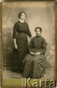 Przed 1939, Czortków, woj. tarnopolskie, Polska.
Portret dwóch kobiet. Fotografia wykonana w zakładzie fotograficznym 