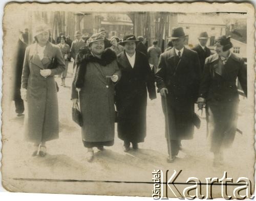 Przed 1939, brak miejsca.
Grupa osób podczas spaceru.
Fot. NN, zbiory Archiwum Historii Mówionej Ośrodka KARTA i Domu Spotkań z Historią, udostępniła Jadwiga Zadorowska w ramach projektu 
