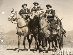 18.04.1944, Monte Cassino, Włochy.
Bitwa pod Monte Cassino. Patrol kawaleryjski oddziałów marokańskich w armii francuskiej w dolinie rzeki Garigliano. Żołnierze dosiadają arabskich koni.
Fot. NN, zbiory Instytutu Józefa Piłsudskiego w Londynie.
