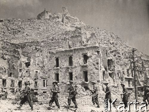 Maj 1944, Monte Cassino, Włochy.
Bitwa pod Monte Cassino. Żołnierze angielscy z batalionów 1/6 East Surreys przechodzą ulicą miasteczka, w tle ruiny na Wzgórzu Zamkowym.
Fot. NN, zbiory Instytutu Józefa Piłsudskiego w Londynie.
