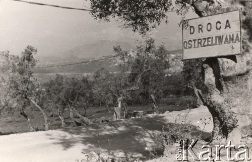 Maj 1944, Monte Cassino, Włochy.
Bitwa pod Monte Cassino. Napis ostrzegawczy na tablicy przy drodze: 