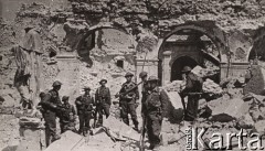 18.05. 1944, Monte Cassino, Włochy.
Żołnierze 2 Korpusu Polskiego w zburzonych wnętrzach opactwa. Na lewo widoczny jest fragment posągu. Podpis na odwrocie: 