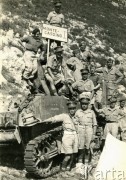 Maj 1944, Monte Cassino, Włochy
Żołnierze 2 Korpusu Polskiego przy rozbitym czołgu u podnóża Monte Cassino. Oryginalny podpis na odwrocie zdjęcia: 