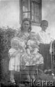 lata 40-te, Polska lub Ukraina, ZSRR
Helena Szwed z dziećmi, rodzina Szwedów została w 1946 roku wysiedlona z Sielca do ZSRR w ramach akcji Wisła.
Fot. NN, zbiory Ośrodka KARTA, udostępnił Grzegorz Pazyna.

