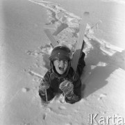 Styczeń 1979, brak miejsca, Polska. 
Dziecko z nartami leżące na śniegu. 
Fot. Romuald Broniarek/KARTA
