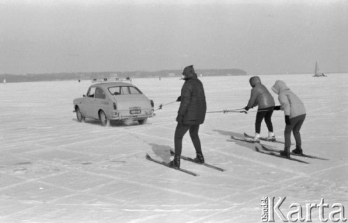 Luty 1969, Zalew Zegrzyński, Polska
Dzieci jadą na nartach za samochodem.
Fot. Romuald Broniarek/KARTA