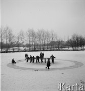 lata 50-te, Stara Wieś, Polska
Dzieci bawią się na lodzie 
Fot. Irena Jarosińska, zbiory Ośrodka KARTA