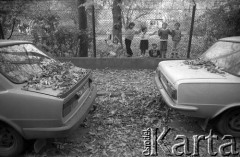 1989, Kraków, Polska.
Dzieci bawią się w parku. Na pierwszym planie zaparkowane samochody marki Skoda i Fiat.
Fot. Piotr Dylik, zbiory Ośrodka KARTA