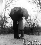 Listopad 1962, Warszawa, Polska.
Para kochanków z parasolami w Parku Ujazdowskim.
Fot. Jarosław Tarań, zbiory Ośrodka KARTA [62-82]


