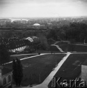 Październik 1968,  Warszawa - Powiśle, Polska.
Widok na park za Zamkiem Ostrogskich.
Fot. Jarosław Tarań, zbiory Ośrodka KARTA