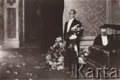 lata 20-te, Lwów, Polska
 Jan Kiepura na scenie podczas koncertu.
 Fot. NN, zbiory Ośrodka KARTA
   
