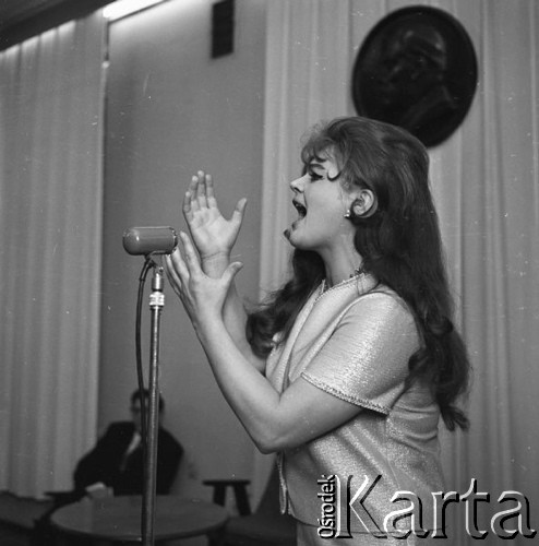 Kwiecień 1966, Warszawa, Polska
Violetta Villas podczas koncertu w Domu Kultury Radzieckiej.
Fot. Romuald Broniarek/KARTA