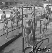 Lipiec 1958, Warszawa.
Wakacje nad Wisłą, grupa osób pod natryskami, w tle basen.
Fot. Romuald Broniarek/Ośrodek KARTA