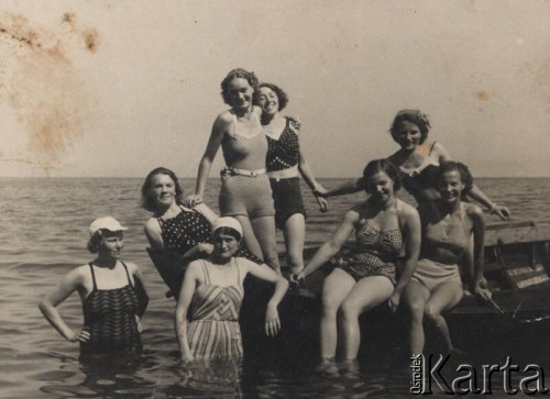 1939, brak miejsca.
Młode kobiety nad morzem.
Fot. NN/Ośrodek KARTA
